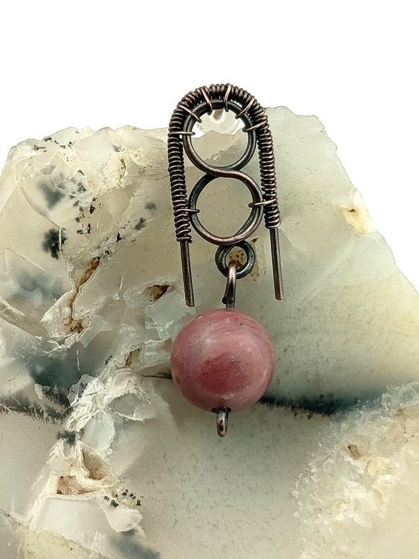 Kolczyki miedziane z rodonitem – kamieniem współczucia, miłości, hojności, altruizmu