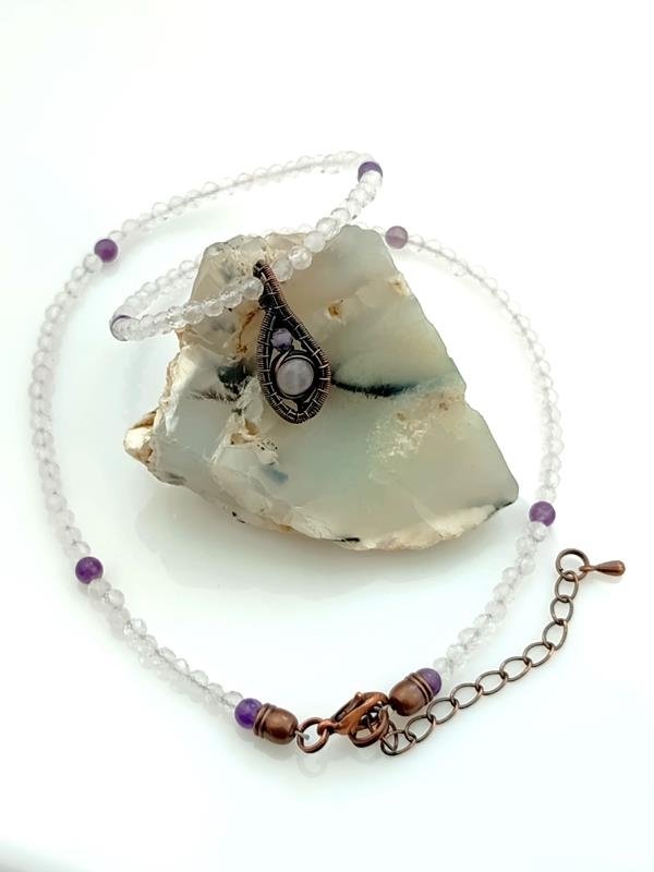 Naszyjnik z kwarcem różowym i ametystem o długości 44 cm plus 5 cm, wisiorek 2.5x1 cm, miedź, waga naszyjnika 9.2 grama, rękodzieło