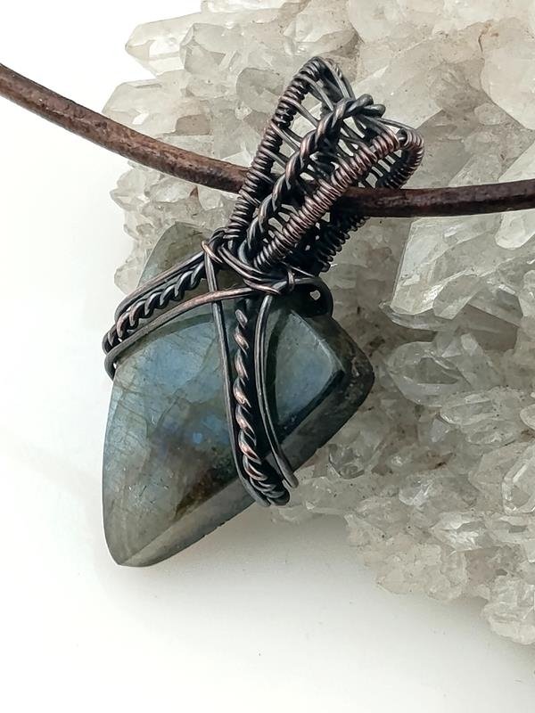 Męski wisiorek miedziany z labradorytem dla znaku Lwa, Skorpiona, Raka, Ryb i Strzelca