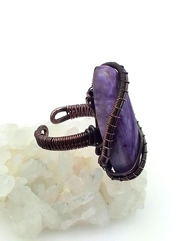 Regulowany pierścionek miedziany z czaroitem dla znaku Skorpiona, Strzelca, Ryb, Wodnika i Panny