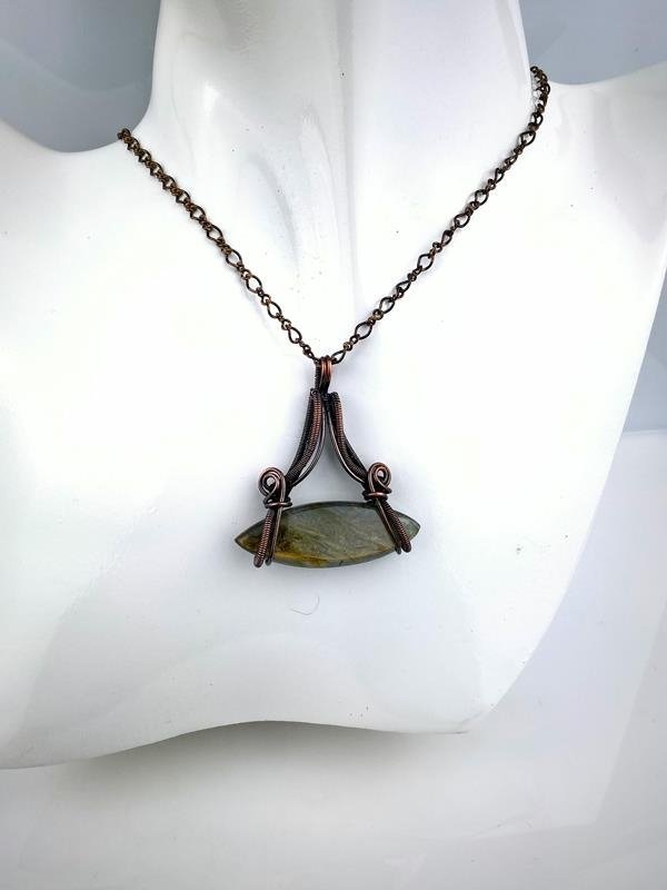 Wisiorek miedziany damski 4.5x4.1 cm, labradoryt, znak Lwa, łańcuszek 45 cm