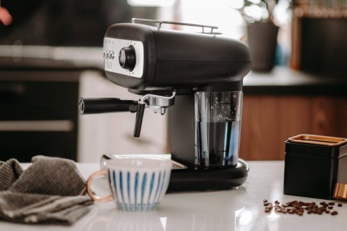 Kolbowy ekspres do kawy TEESA AROMA 400
