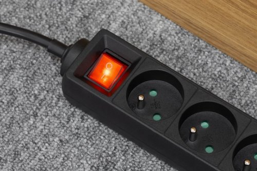 Przedłużacz sieciowy  Rebel czarny 5 gniazd z przełącznikiem, kabel 3m (1,5mm)