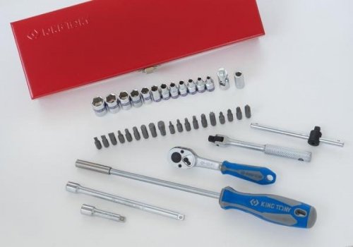 ZESTAW NARZĘDZI 1/4&quot; 39cz. NASADKI KRÓTKIE, 6-kąt. 4 - 13mm + BITY, Z GRZECHOTKĄ I AKCESORIAMI, KASETA King Tony