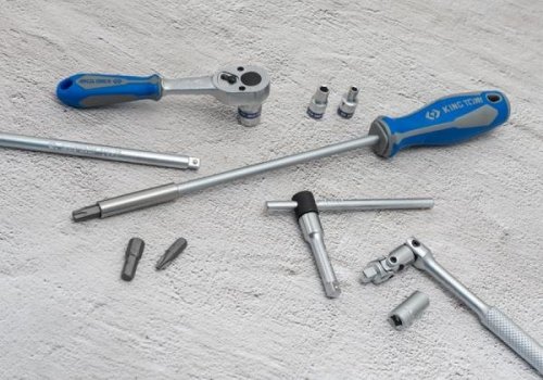ZESTAW NARZĘDZI 1/4&quot; 39cz. NASADKI KRÓTKIE, 6-kąt. 4 - 13mm + BITY, Z GRZECHOTKĄ I AKCESORIAMI, KASETA King Tony