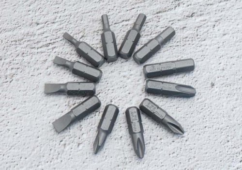 ZESTAW BITÓW 1/4&quot; 32cz. Z UCHWYTEM 7702-25 +753-63, PŁASKIE 3 - 6mm, PH1-PH3, PZ1- PZ3, HEX 3 - 6mm, TORX T10 -T40 King Ton