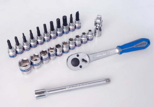 ZESTAW NARZĘDZI 3/8&quot; 24cz. NASADKI KRÓTKIE 6-kąt. 6 - 22mm, HEX 3 - 10, KRZYŻ. 2,3 PŁASKIE 5, 8 Z GRZECHOTKĄ I AKCESORIAMI,
