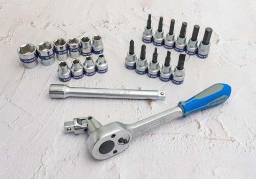 ZESTAW NARZĘDZI 3/8&quot; 24cz. NASADKI KRÓTKIE 6-kąt. 6 - 22mm, HEX 3 - 10, KRZYŻ. 2,3 PŁASKIE 5, 8 Z GRZECHOTKĄ I AKCESORIAMI,