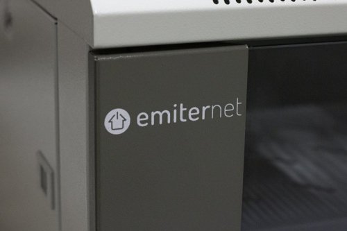 Szafa wiszaca niedzielona 19" 9U, drzwi blacha/szkło, 600×450×500mm szer./gł./wys. (w zestawie: półka stała oraz komplet śr