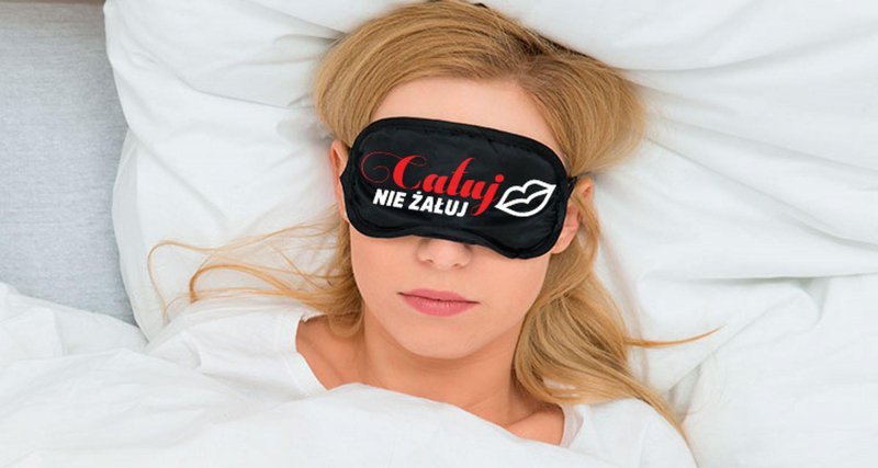 Maska z napisem Całuj Nie Żałuj
