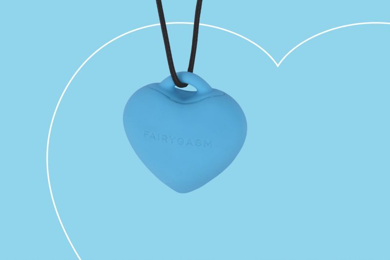 Wibrujący naszyjnik serduszko do masażu łechtaczki i sutków PleasureStone blue