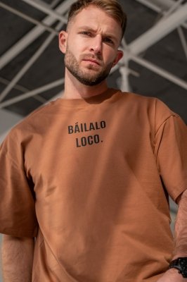 T-shirt OVERSIZE BÁILALO LOCO - cynamon 