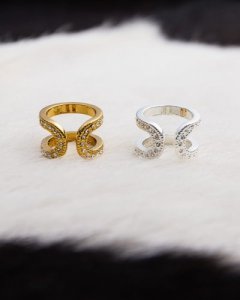 Pozłacany pierścionek otulający palec, zdobiony kryształkami Preciosa z kolekcji OLIWCIAKS (R24/WIO/63AU)