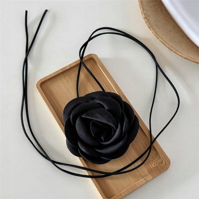 Naszyjnik choker ozdobny kwiat na szyję róża na rzemyku elegancki czarny N760CZ