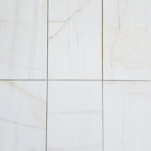 Płytki marmurowe Glacier Rose, wykończenie satynowe, gr. 1 cm