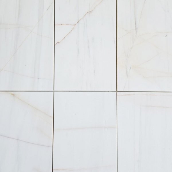 Płytki marmurowe Glacier Rose, wykończenie satynowe, gr. 1 cm