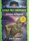 SZKOŁA PRZY CMENTARZU. JEZIORO SZLAMNO - Tom B. Stone
