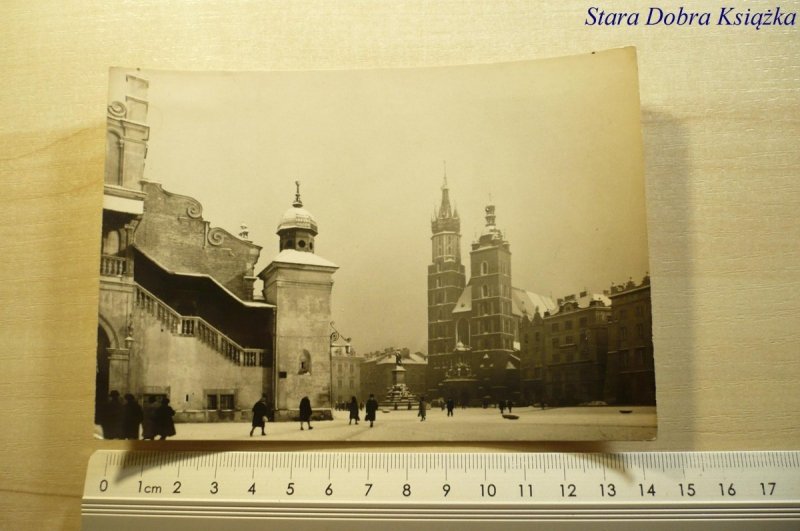 KRAKÓW. RYNEK GŁÓWNY - SUKIENNICE FOT. HERMANOWICZ