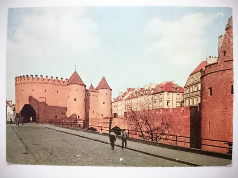 WARSZAWA. MURY STAROMIEJSKIE Z BARBAKANEM FOT. KRASSOWSKI