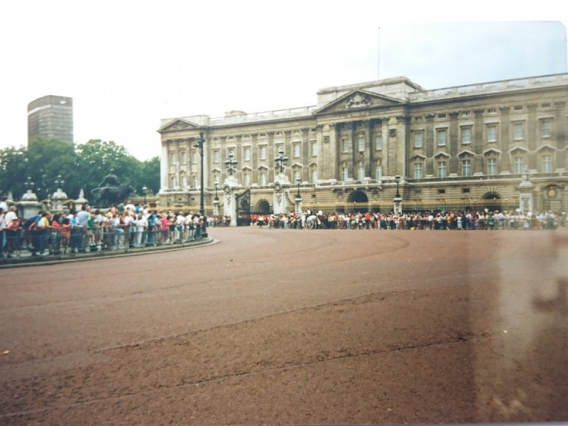 BUCKINGHAM PALACE. FOTOGRAFIA Z 1990 ROKU