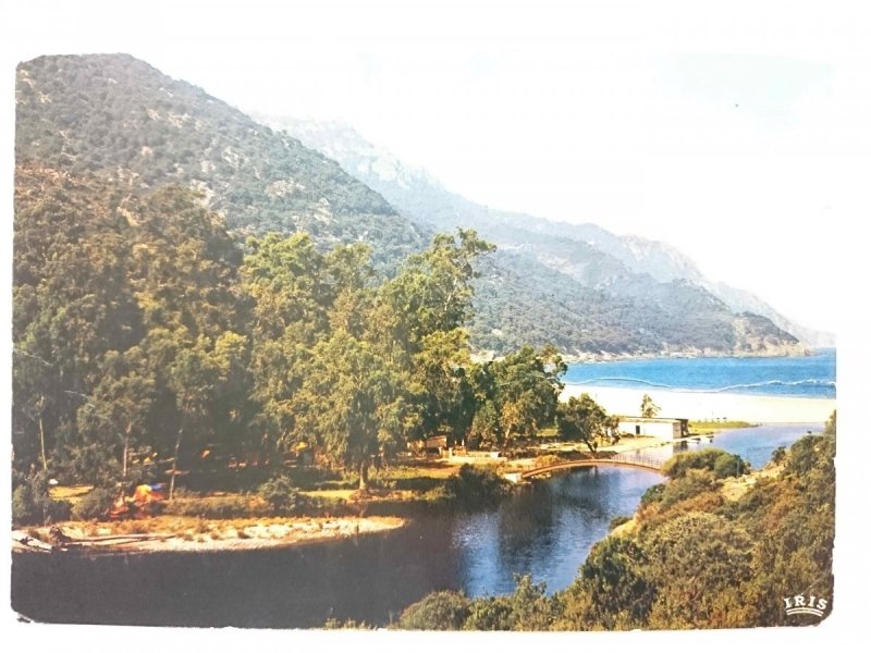 CHARMES ET COULEURS DE LA CORSE PORTO. LE CAMPING AU BORD DU FLEUVE