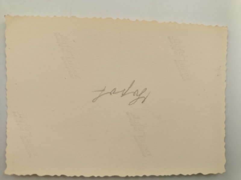 CZARNO-BIAŁE ZDJĘCIE BUDYNKU Z KOMPASEM