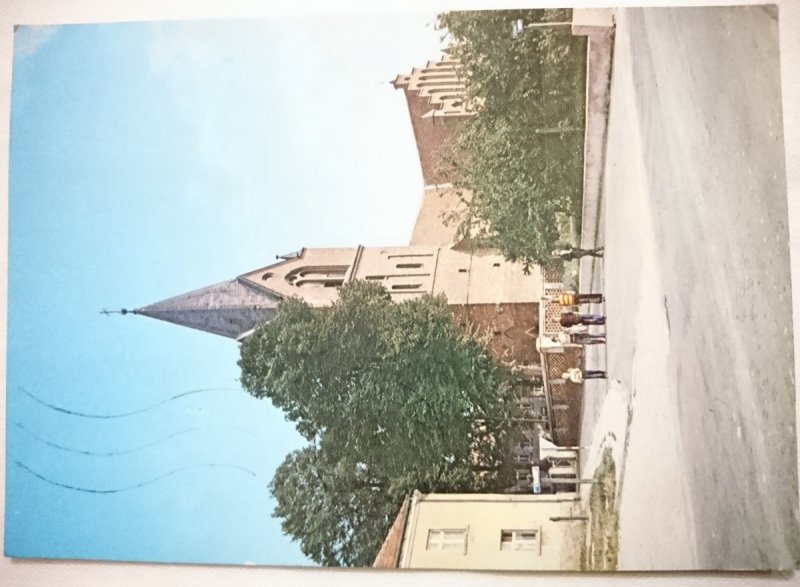 POLANÓW. ULICA WOLNOŚCI - NEOGOTYCKI KOŚCIÓŁ Z KOŃCA XIX w. FOT. ARASZKIEWICZ