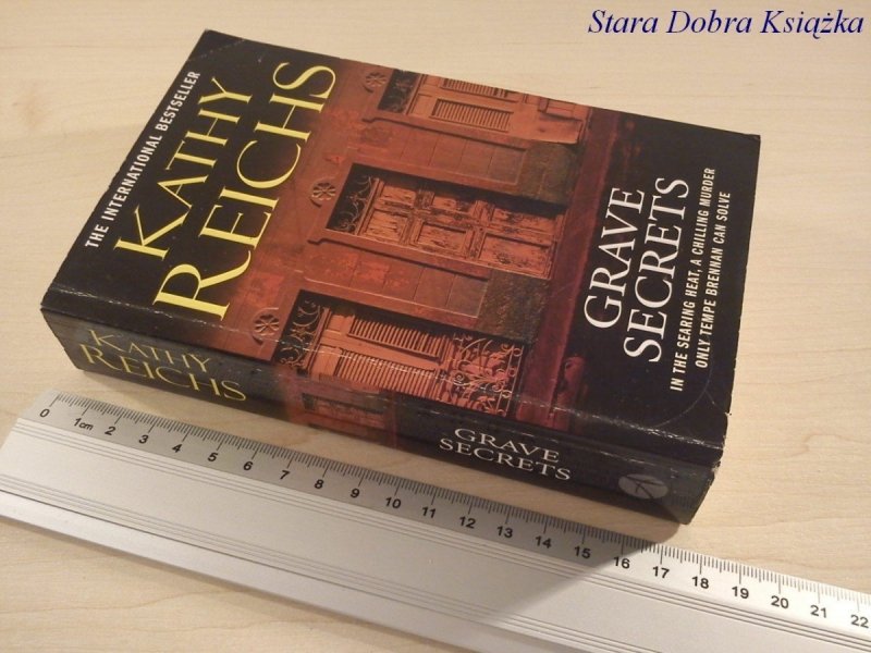 GRAVE SECRETS - Kathy Reichs