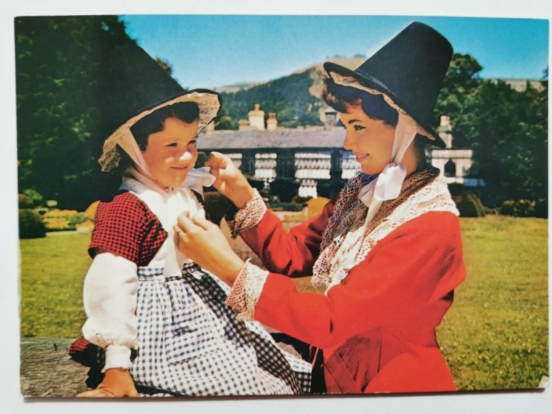 WELSH GIRLS IN NATIONAL COSTUME