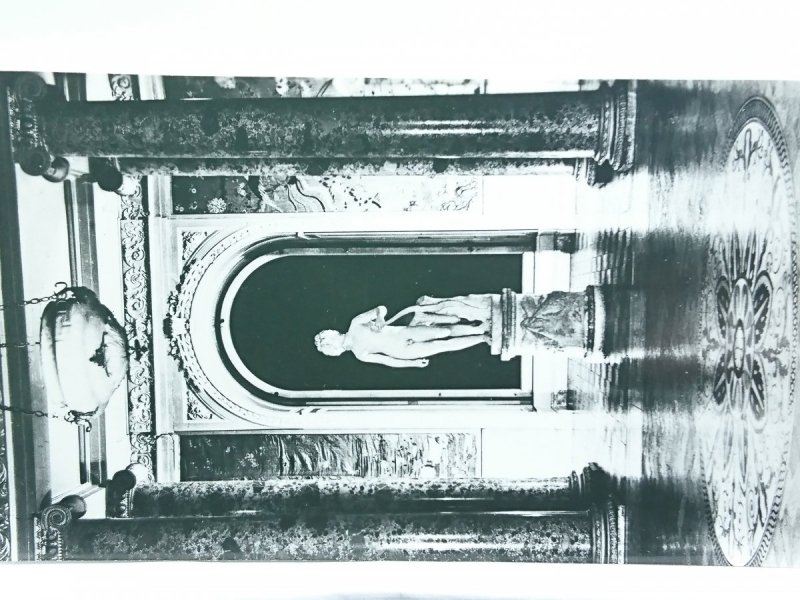 ŁAŃCUT - ZAMEK  MUZEUM - SALA KOLUMNOWA Z POSĄGIEM