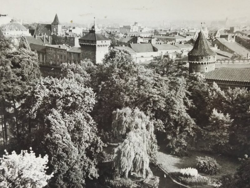 KRAKÓW. WIDOK NA PLANTY I MURY... FOT. HERMANOWICZ
