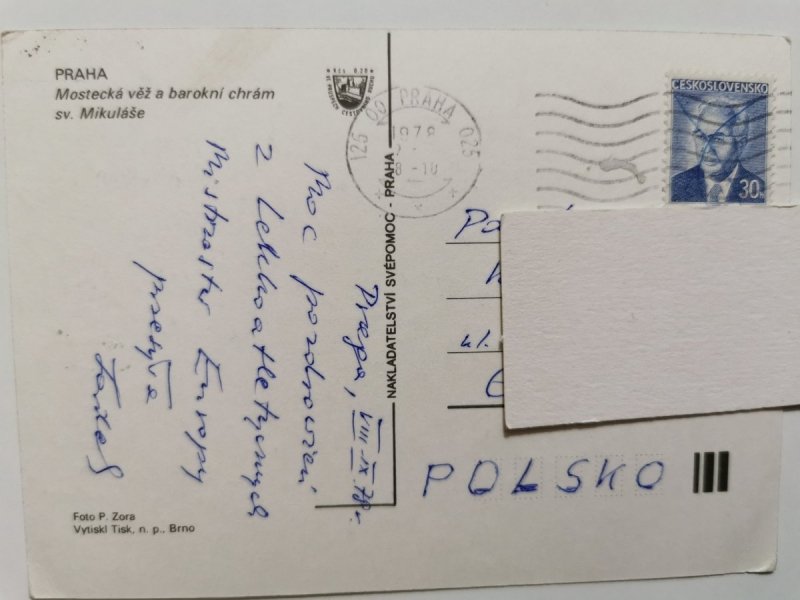PRAHA. MOSTECKA VEZ A BAROKNI CHRAM SV. MIKULASE FOT. ZORA