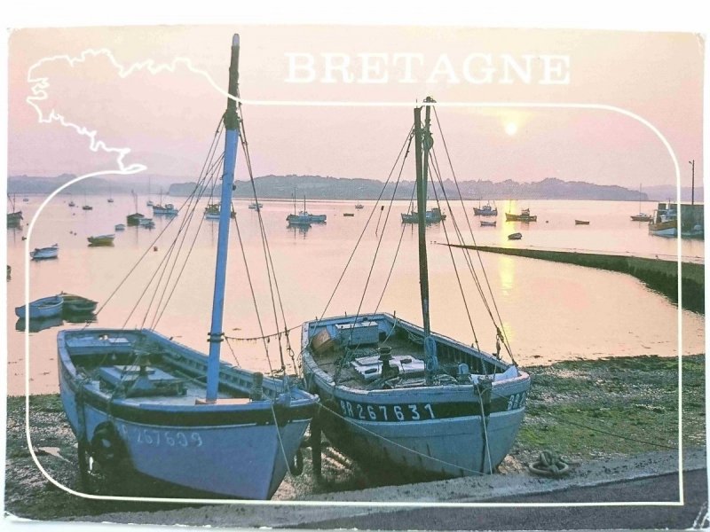 BRETAGNE. SOLEIL COUCHANT SUR LE PORT