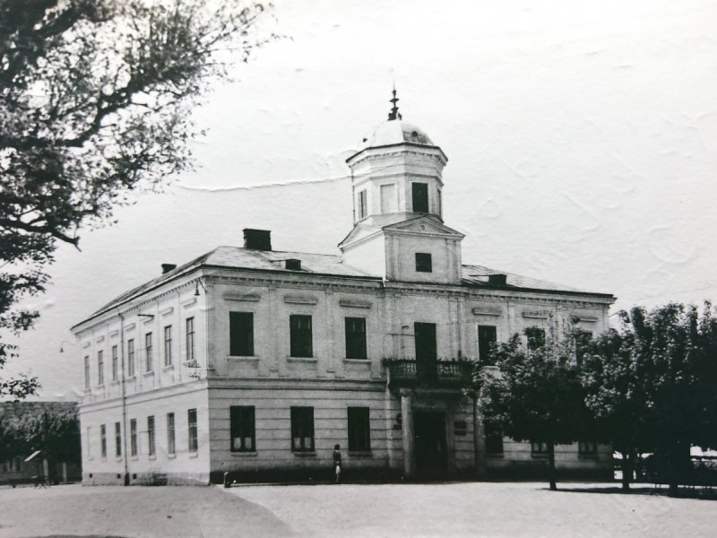 TUCHÓW. KLASYCYSTYCZNY RATUSZ... FOT. CHRZANOWSKI