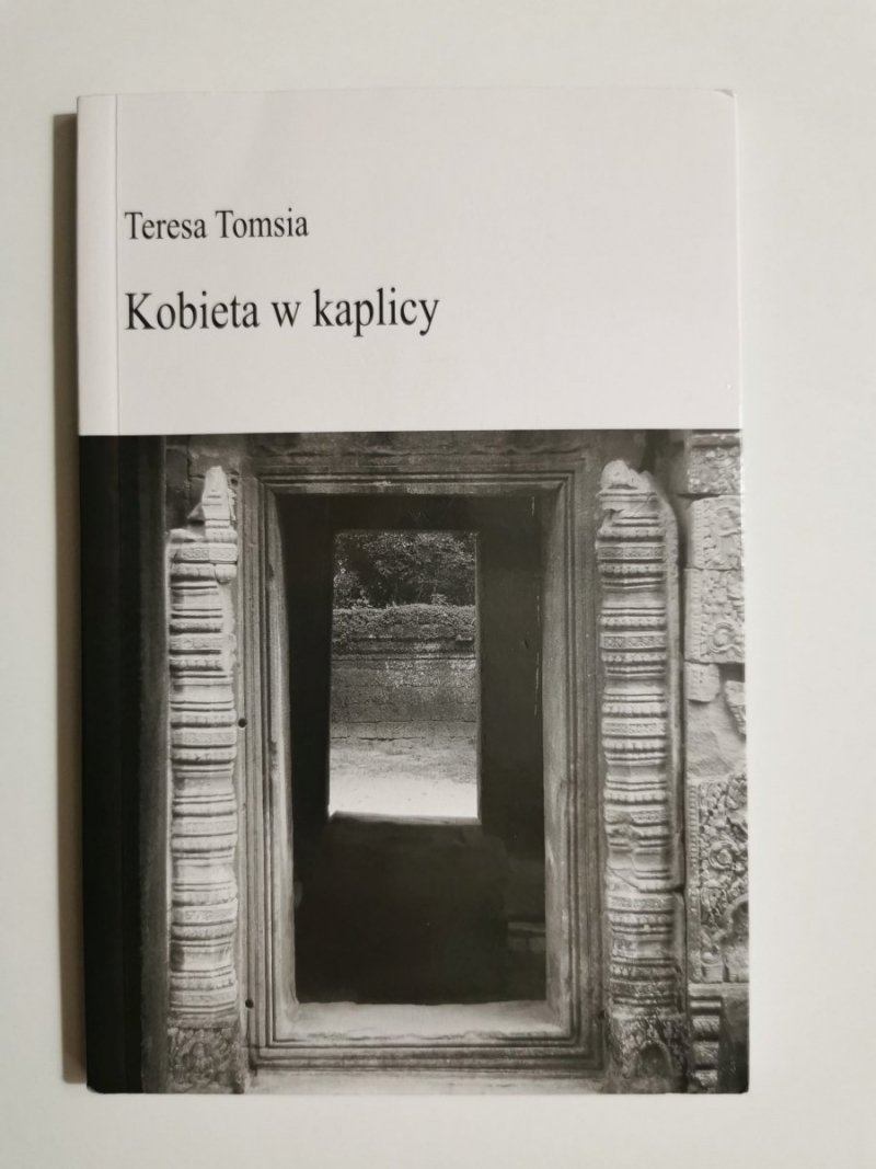 KOBIETA W KAPLICY - Teresa Tomsia 