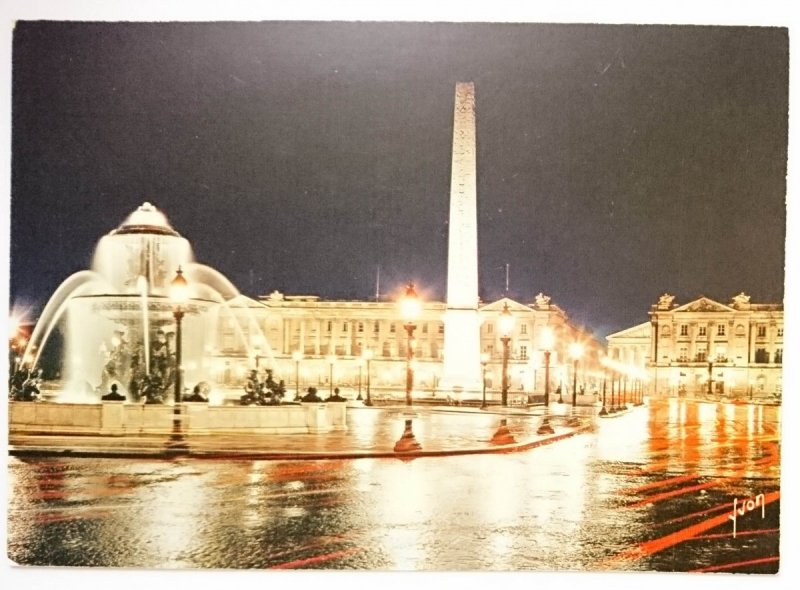 PARIS EN FLANANT. LA PLACE DE LA CONCORDE VUE DE NUIT