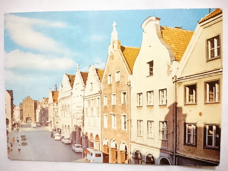 OLSZTYN. ULICA STAROMIEJSKA, W GŁĘBI WYSOKA BRAMA Z XIV w. FOT. STELMACH