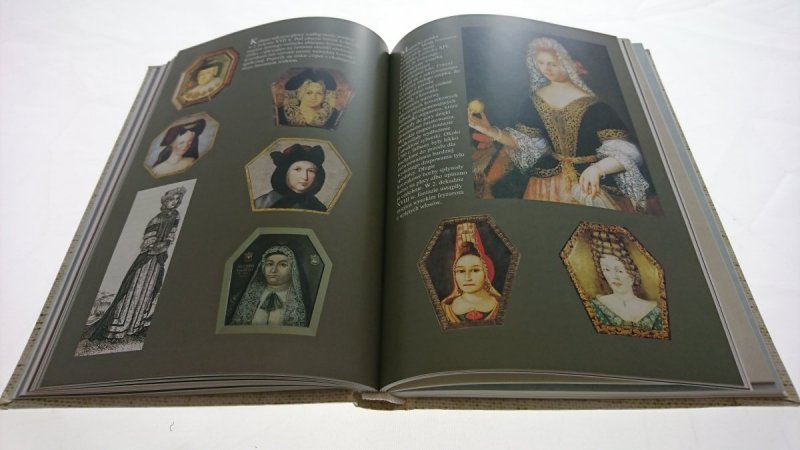O MODACH I STROJACH Małgorzata Możdżyńska-Nawotka