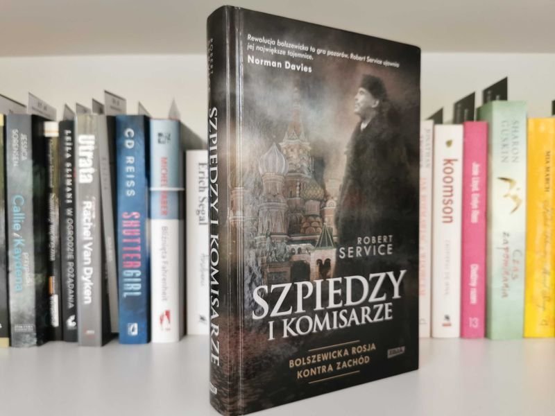 Szpiedzy i komisarze - Robert Service