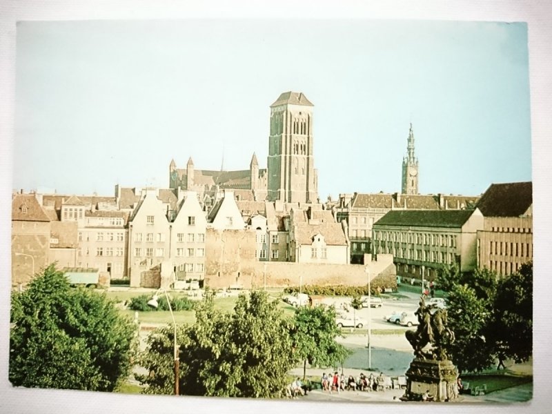 GDAŃSK. TARG DRZEWNY – W GŁĘBI WIEŻA KOŚCIOŁA NMP FOT. K. JABŁOŃSKI