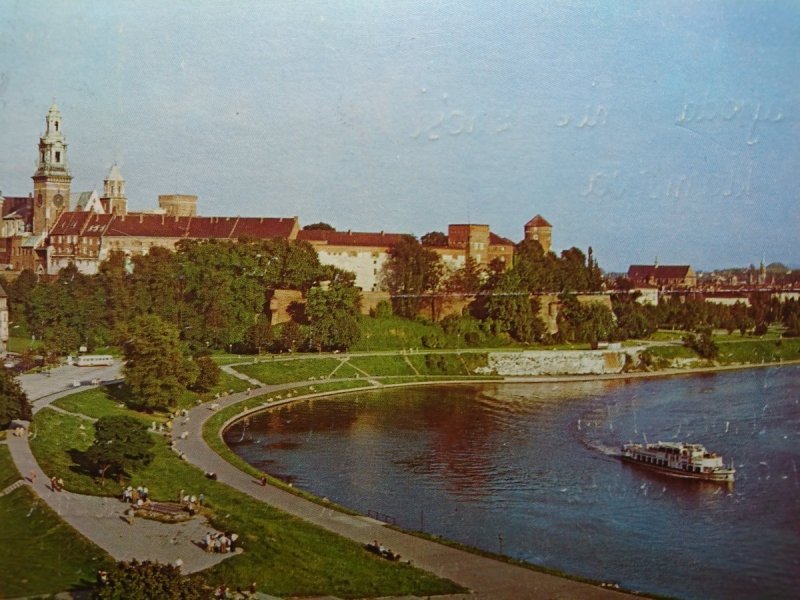 KRAKÓW. WAWEL WIDOK OD STRONY WISŁY FOT. JABŁOŃSKA