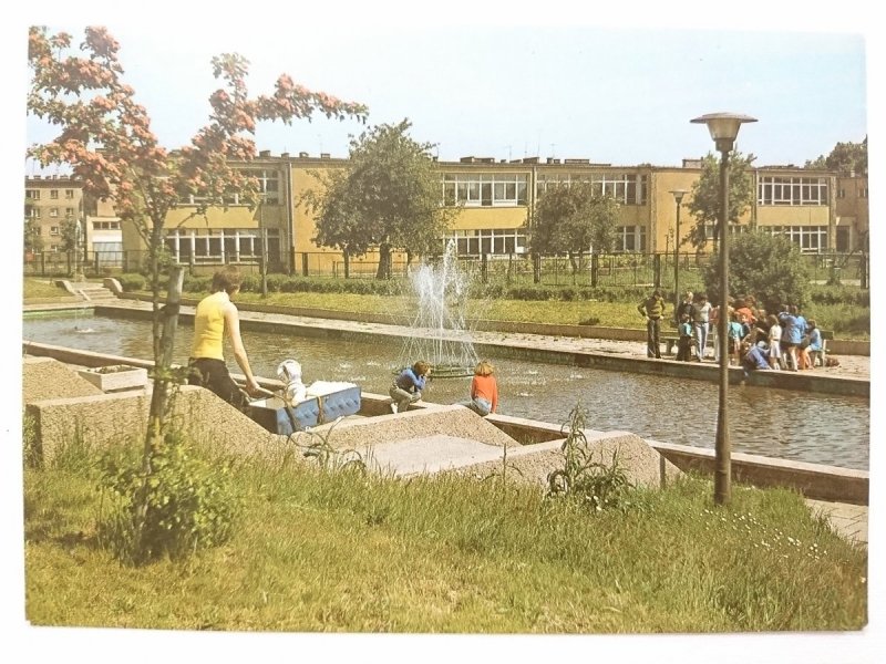 ZIELONA GÓRA. SZKOŁA PODSTAWOWA NR 10 W OSIEDLU WAZÓW FOT. R. REED