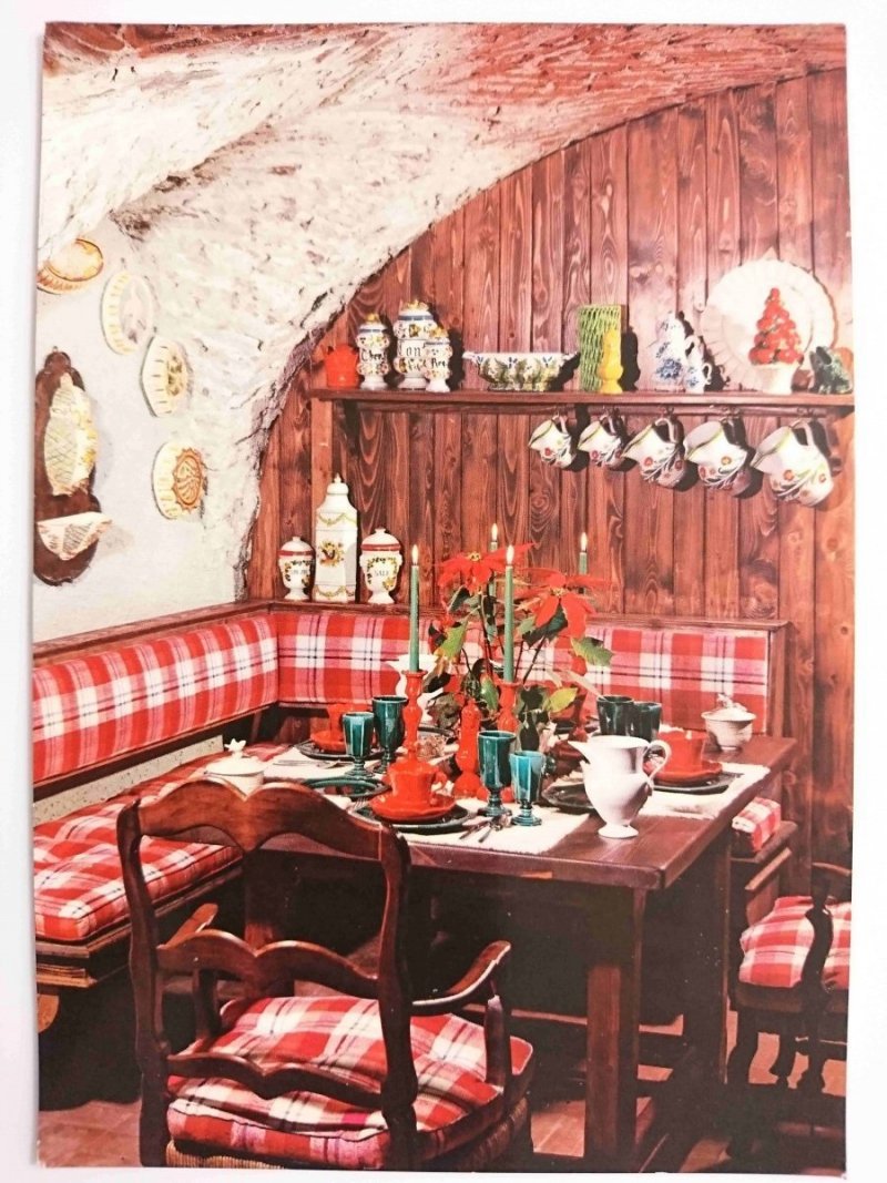 CERAMICHE. COSTA BASSANO. ANGOLO DEL SOTTERRANEO ARREDATO