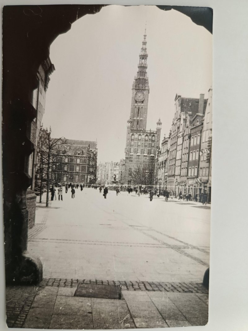 ULICA I BUDYNEK Z ZEGAREM