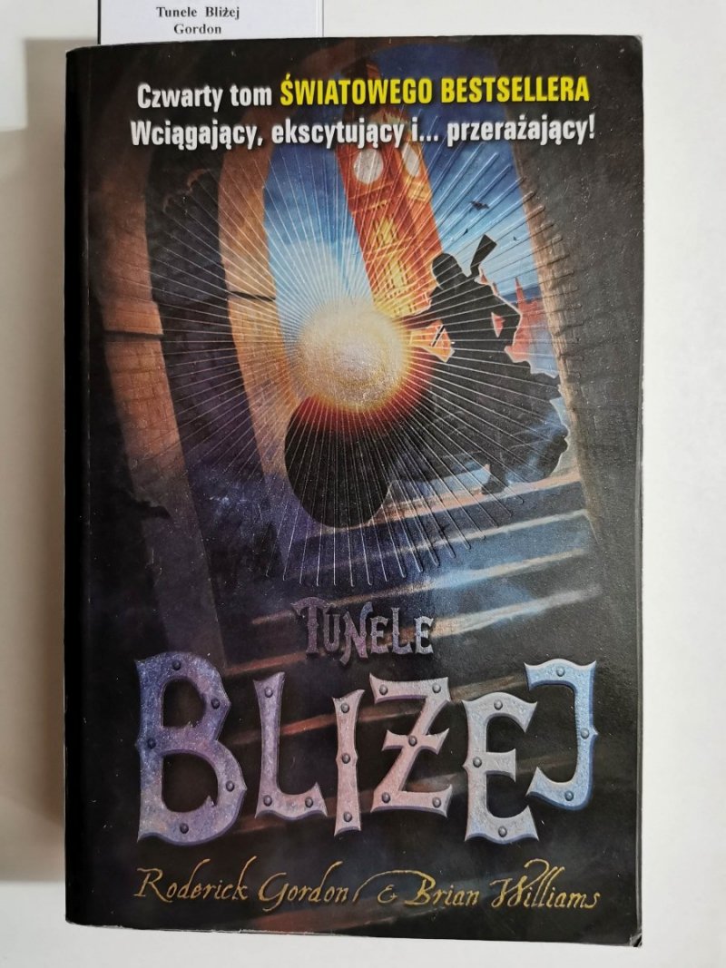 TUNELE BLIŻEJ - Roderick Gordon 