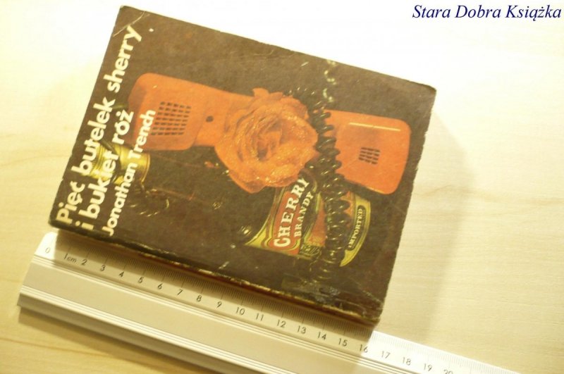 PIĘĆ BUTELEK SHERRY I BUKIET RÓŻ - Trench 1985