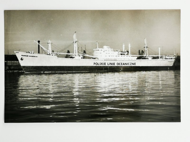 ZDJĘCIE. STATEK W PORCIE – WŁADYSŁAW BRONIEWSKI  Fot. Janusz Uklejewski 