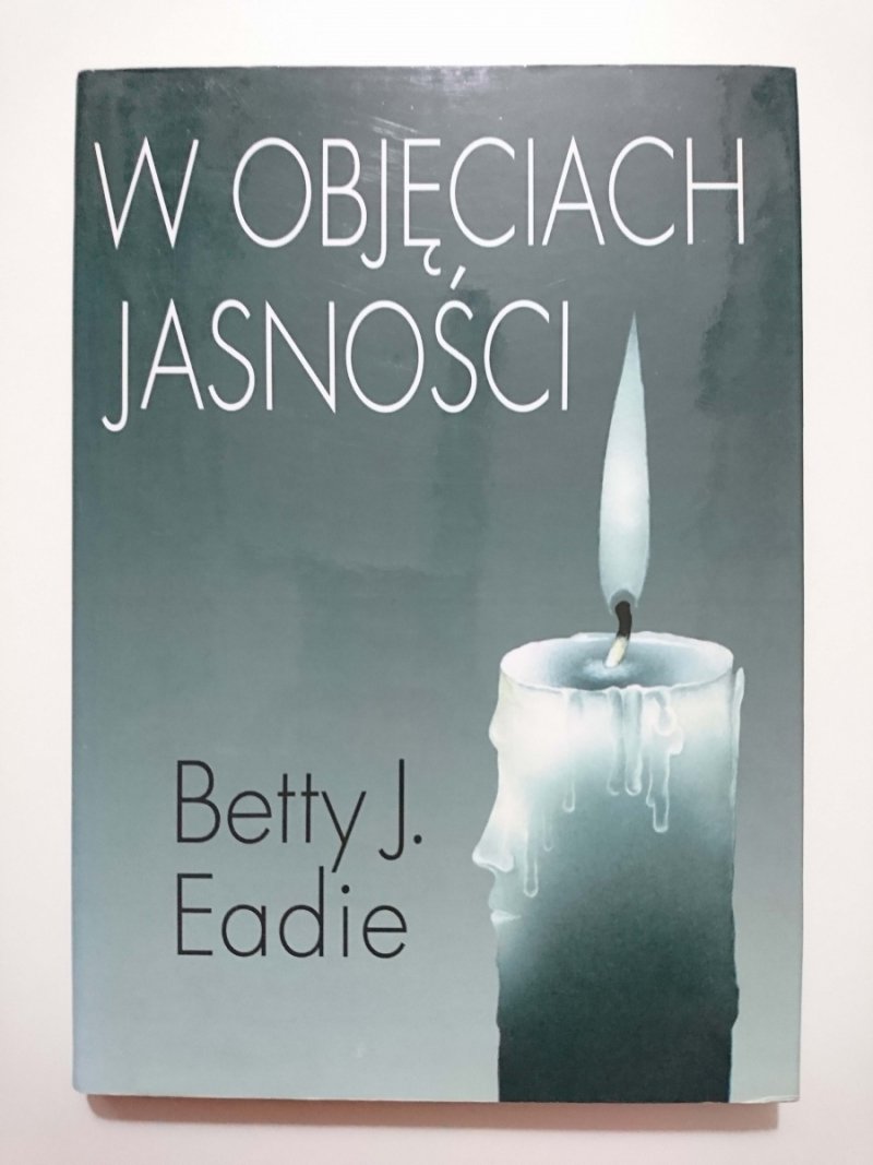 W OBJĘCIACH JASNOŚCI - Betty J. Eadie