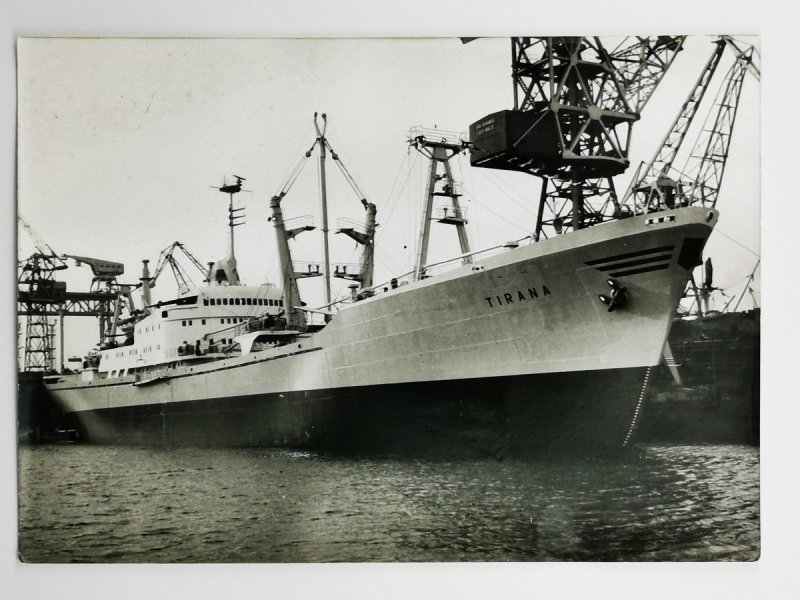 ZDJĘCIE. STATEK W PORCIE – TIRANA  Fot. Janusz Uklejewski 