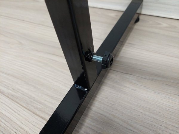 Stojak ekspozytor z 20 haczykami, 2 koszami - CZARNY